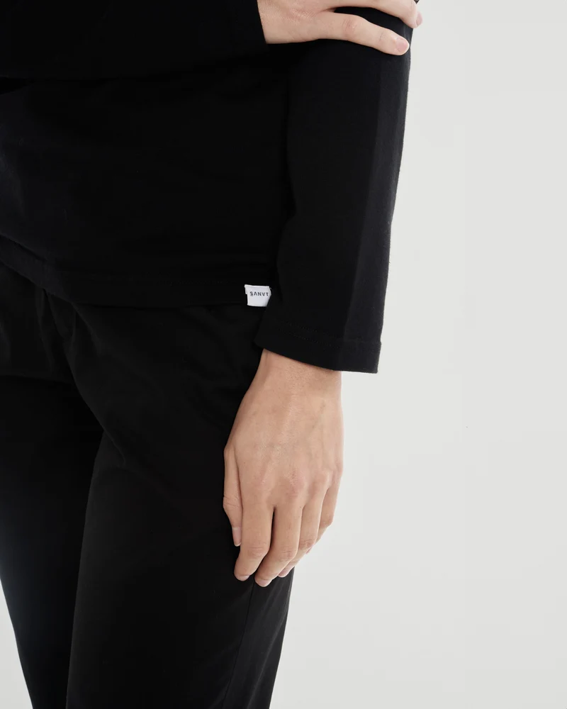 The Unisex Longsleeve T-Shirt - Black