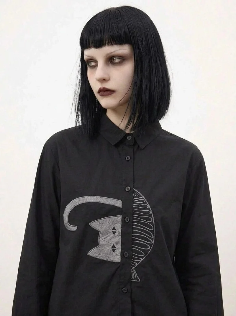 Simple Moderne Black Graphic Blouse – Minimal Cat Motif Button-Up Shirt