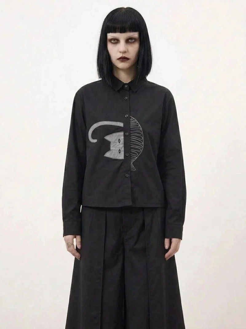 Simple Moderne Black Graphic Blouse – Minimal Cat Motif Button-Up Shirt