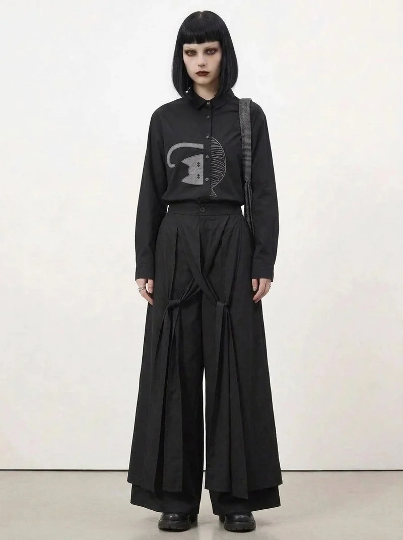 Simple Moderne Black Graphic Blouse – Minimal Cat Motif Button-Up Shirt