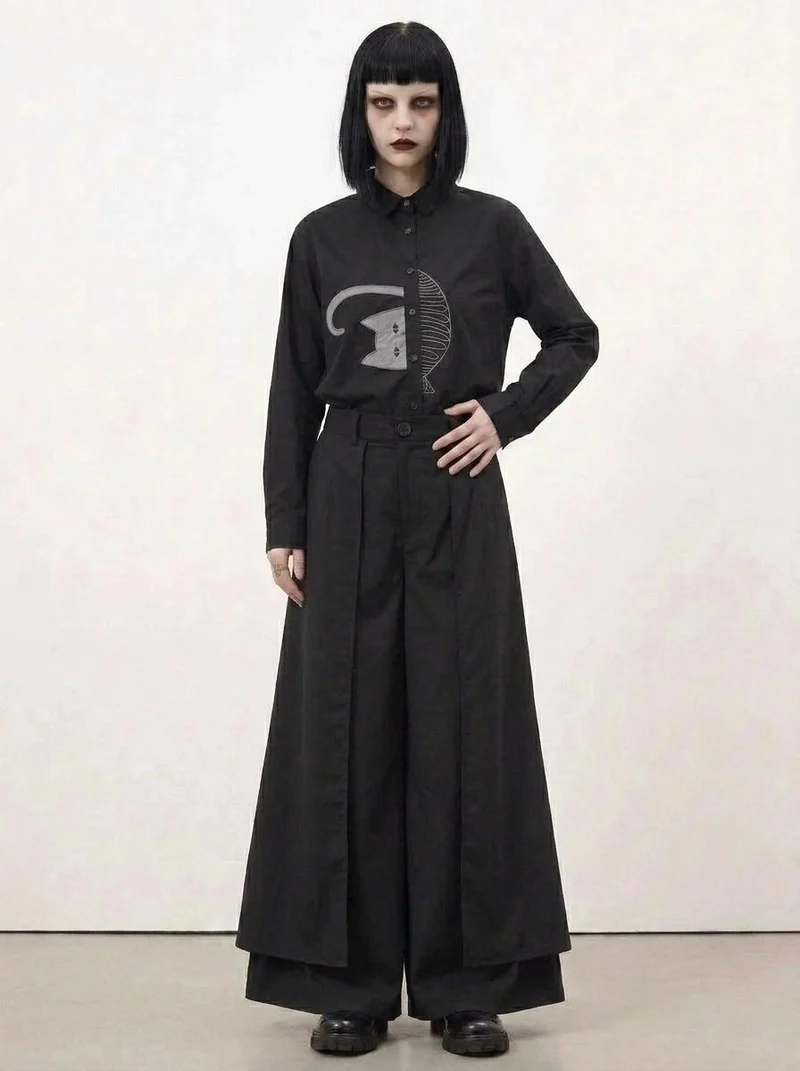 Simple Moderne Black Graphic Blouse – Minimal Cat Motif Button-Up Shirt