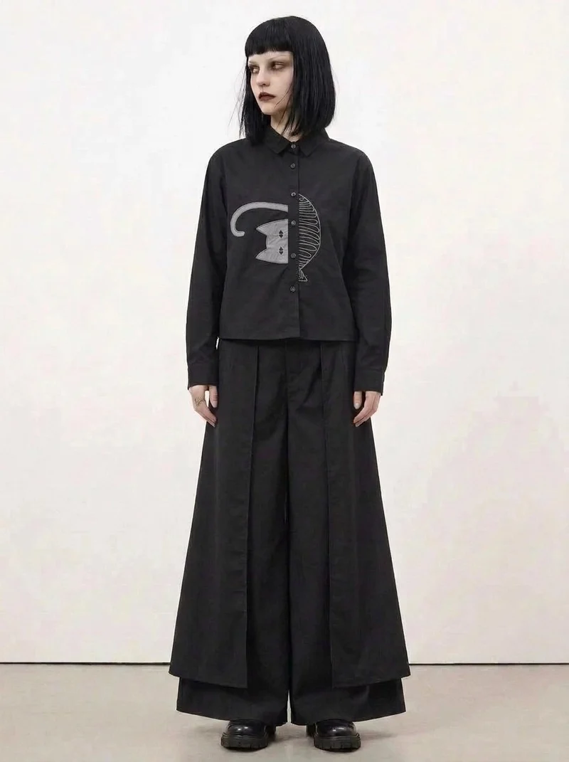 Simple Moderne Black Graphic Blouse – Minimal Cat Motif Button-Up Shirt