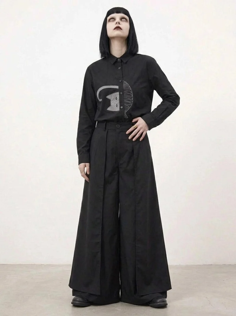 Simple Moderne Black Graphic Blouse – Minimal Cat Motif Button-Up Shirt