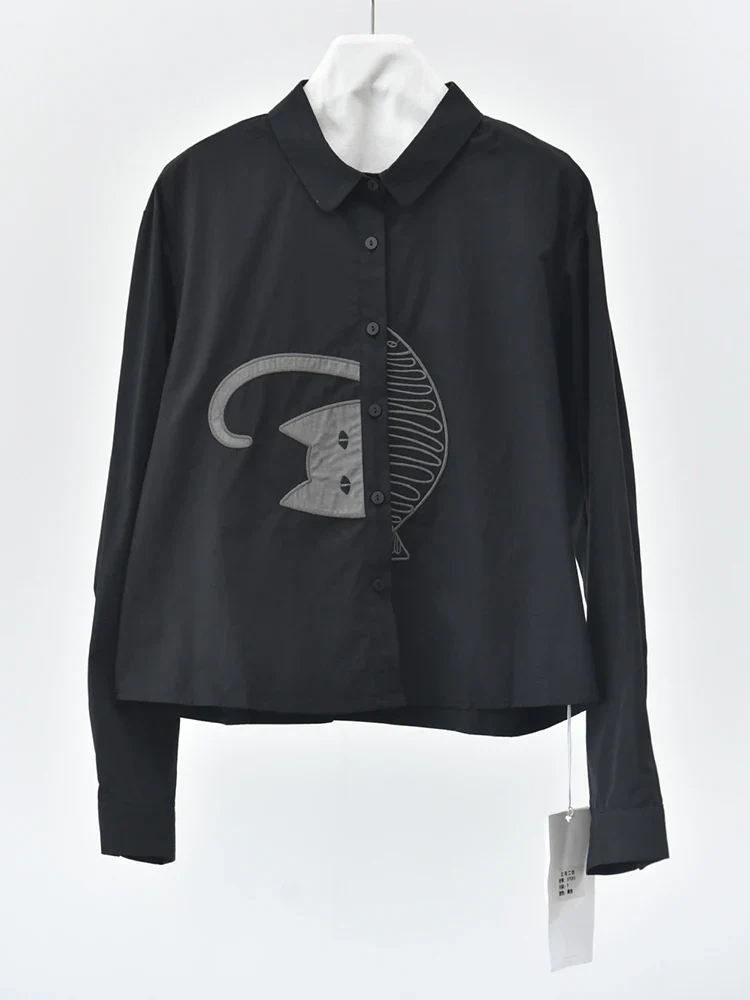 Simple Moderne Black Graphic Blouse – Minimal Cat Motif Button-Up Shirt