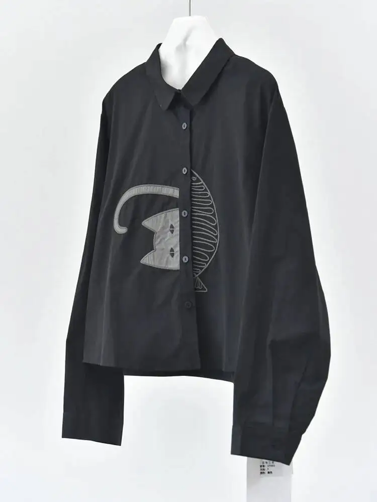 Simple Moderne Black Graphic Blouse – Minimal Cat Motif Button-Up Shirt