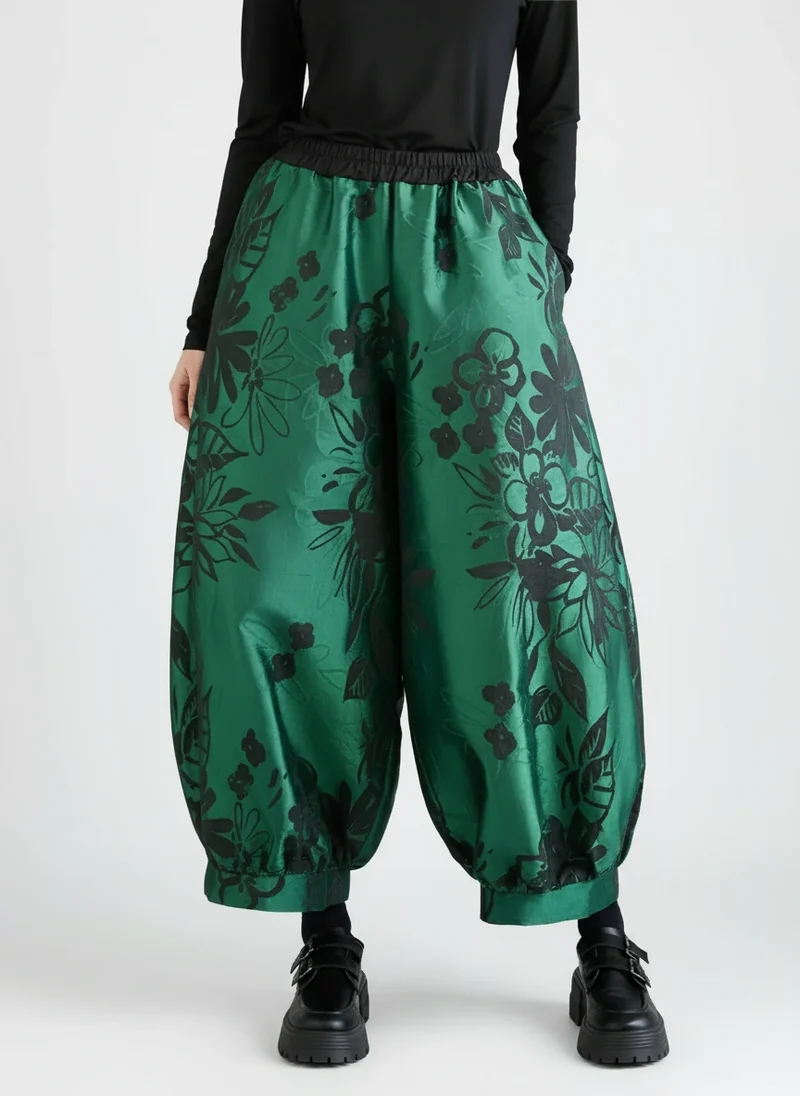 Re-launch Elegant Floral Lantern Pants in Green with Pocket Detail – Relaxed Fit for Modern Style