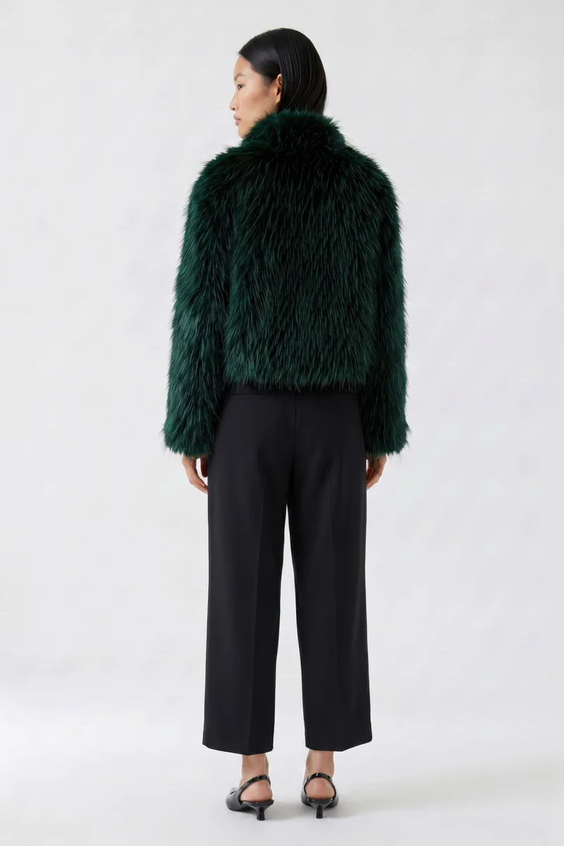 Manteau court à effet fourrure