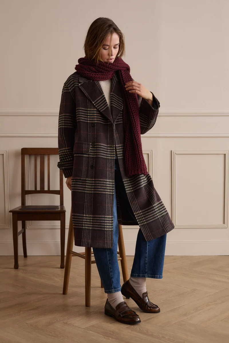 Manteau long à carreaux et boutonnage croisé