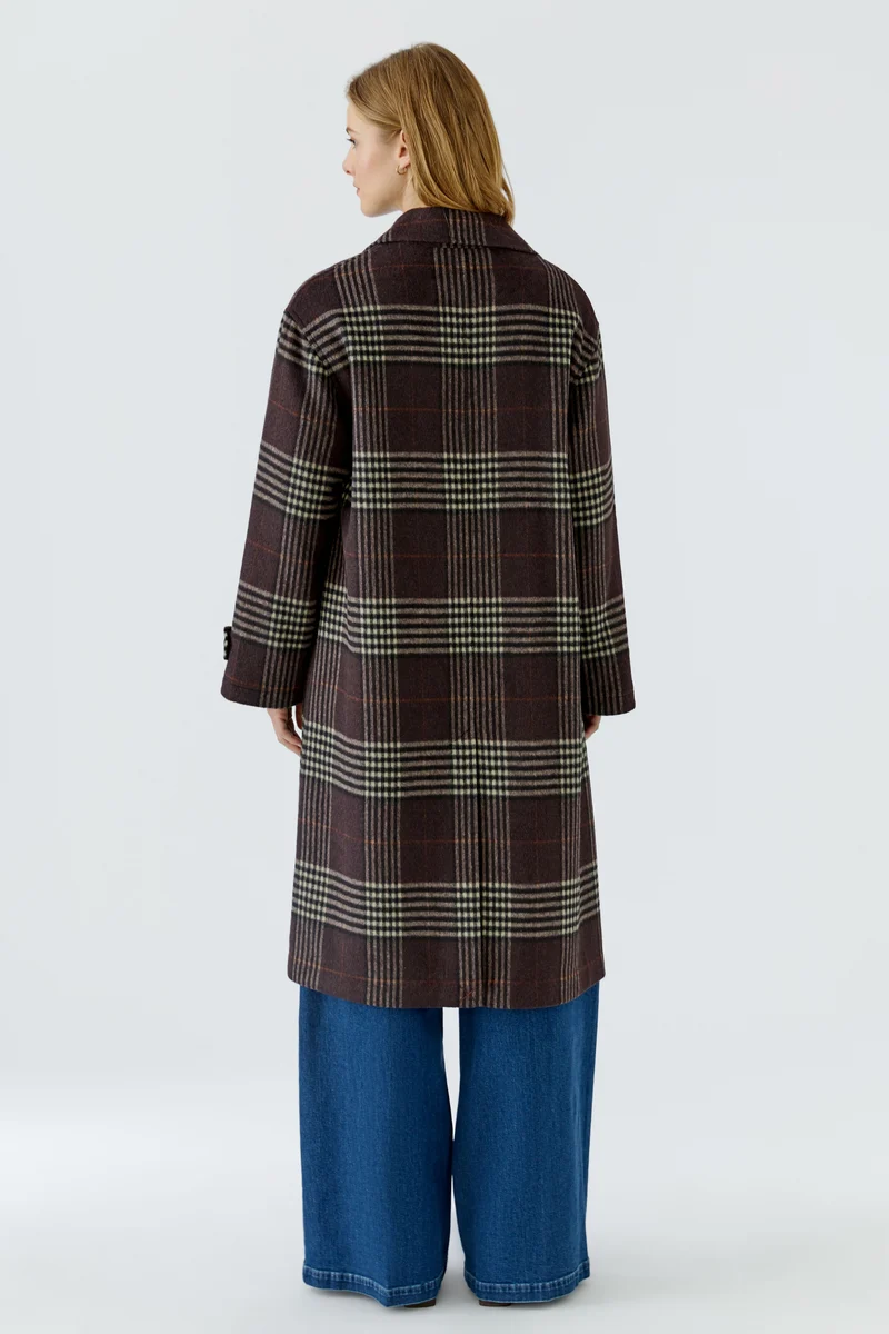 Manteau long à carreaux et boutonnage croisé