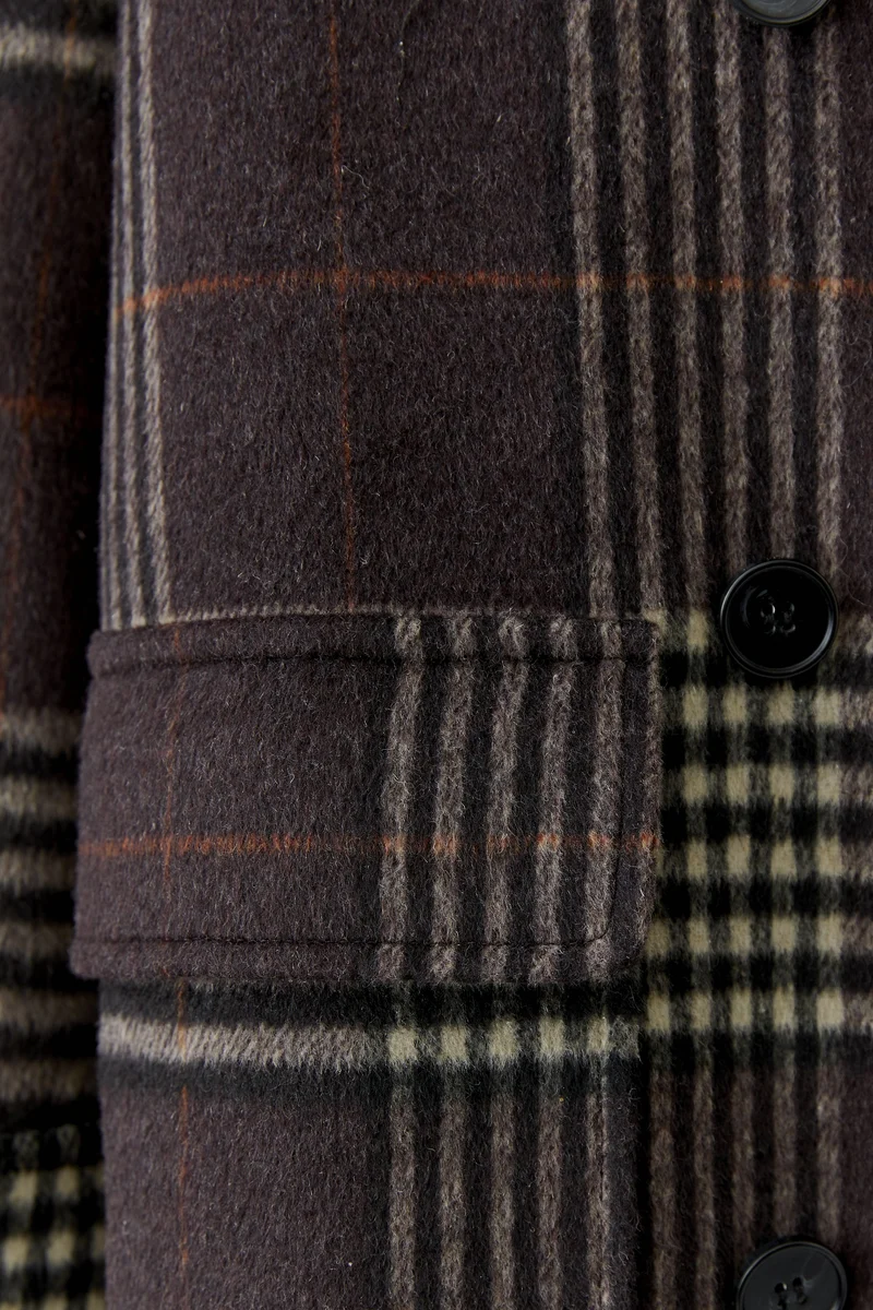 Manteau long à carreaux et boutonnage croisé
