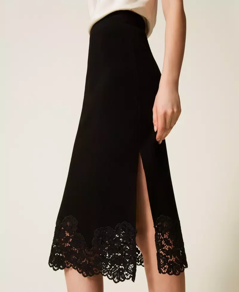 Ensemble pull et jupe midi avec dentelle