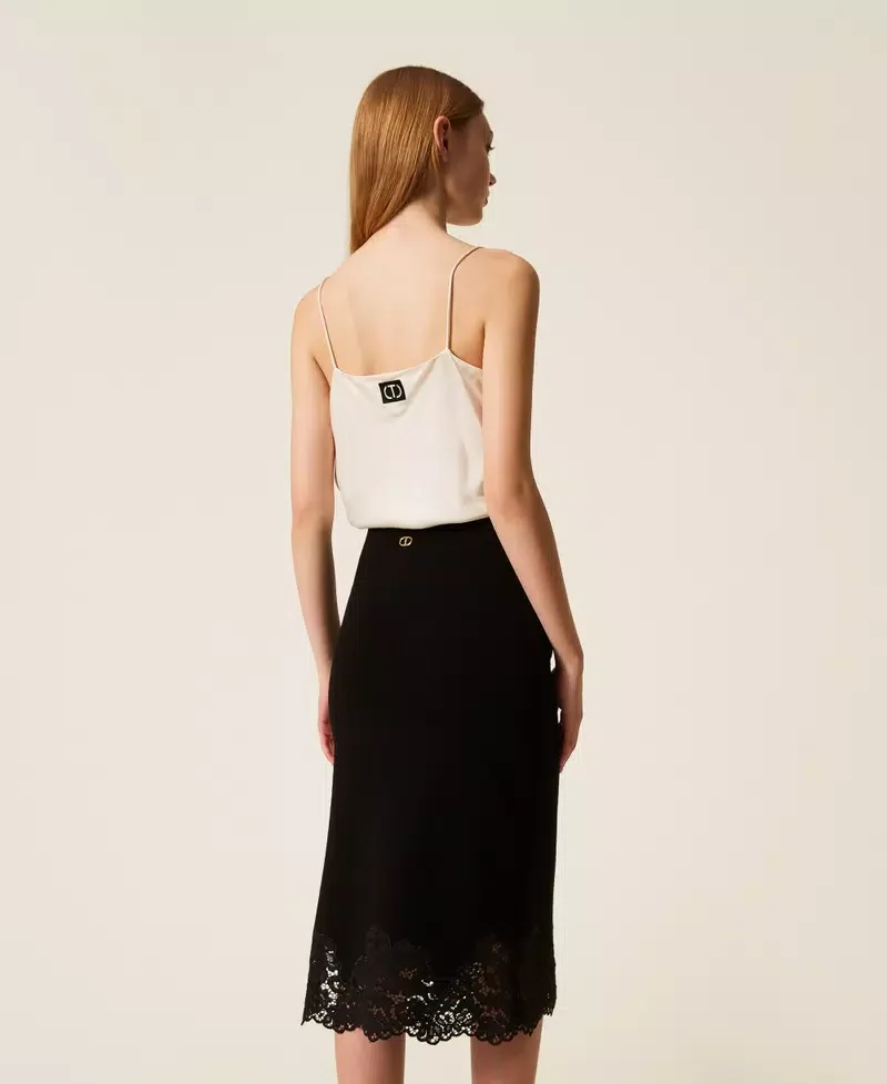 Ensemble pull et jupe midi avec dentelle