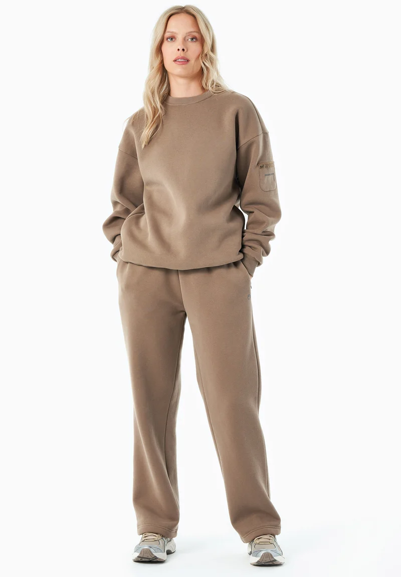 SAYLORR | Essentials Travel Unisex Sweatshirt aus Bio-Baumwolle und recyceltem Polyester