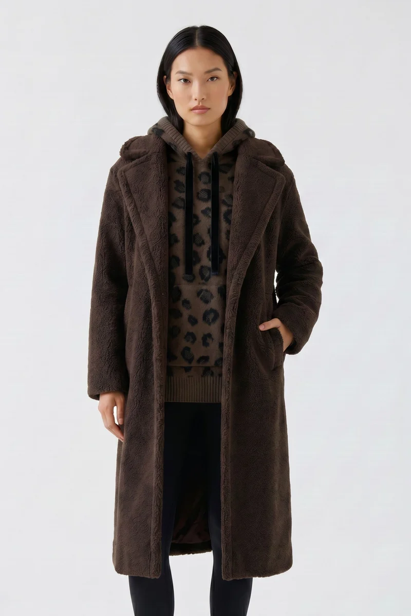 Manteau long duveteux à larges revers