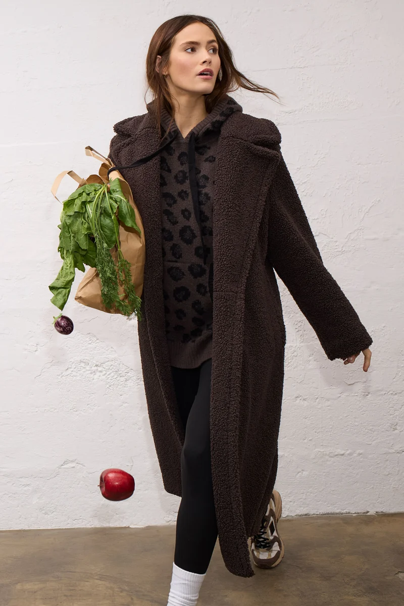Manteau long duveteux à larges revers