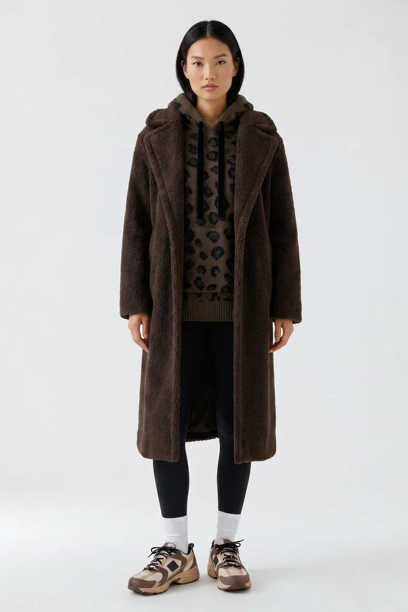 Manteau long duveteux à larges revers