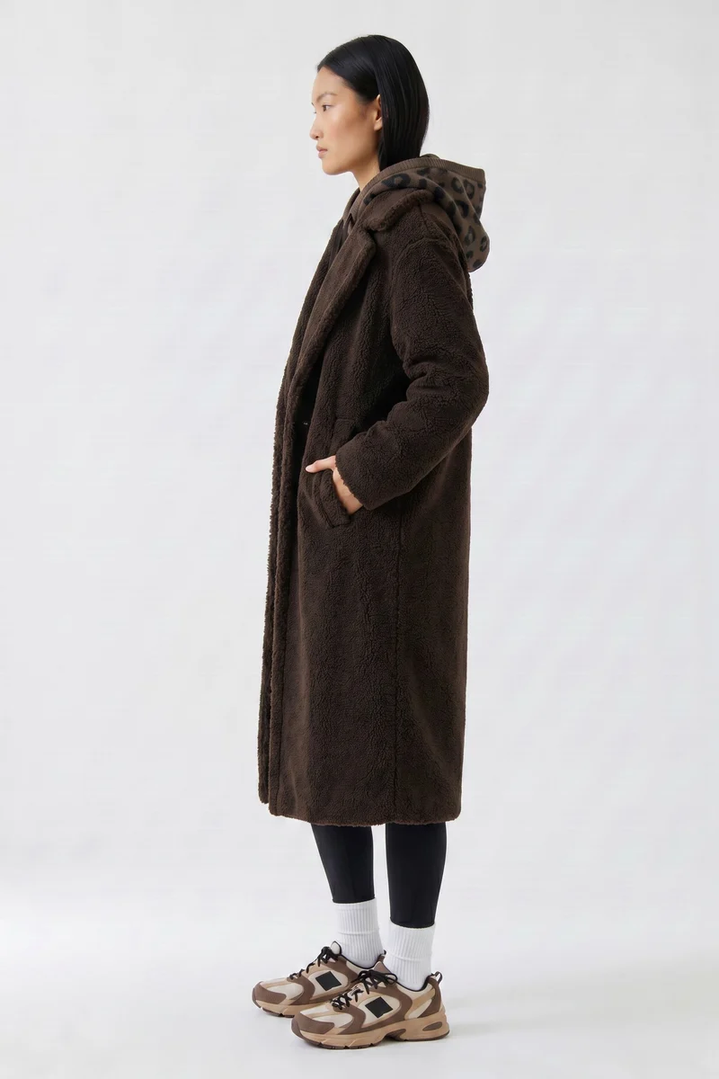 Manteau long duveteux à larges revers