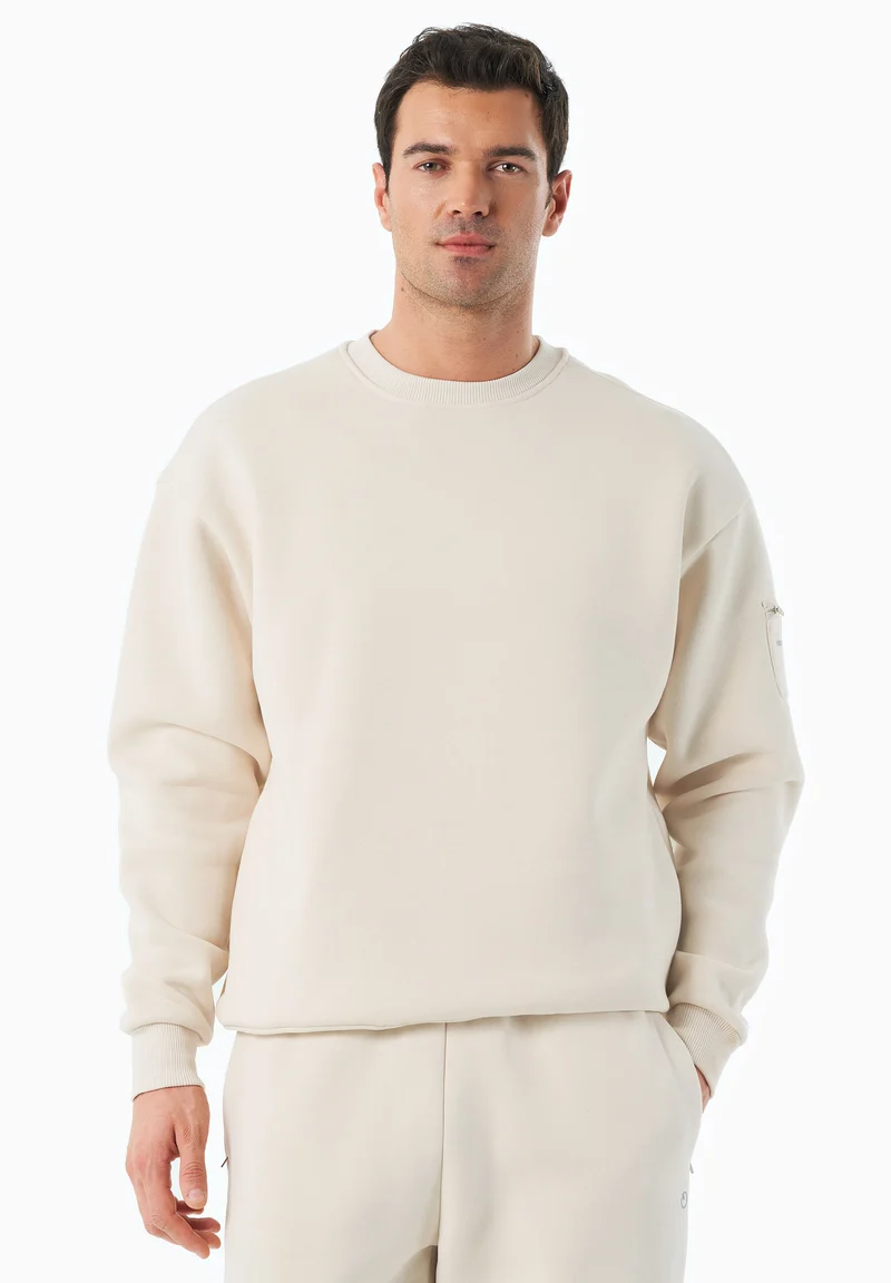 SAYLORR | Essentials Travel Unisex Sweatshirt aus Bio-Baumwolle und recyceltem Polyester