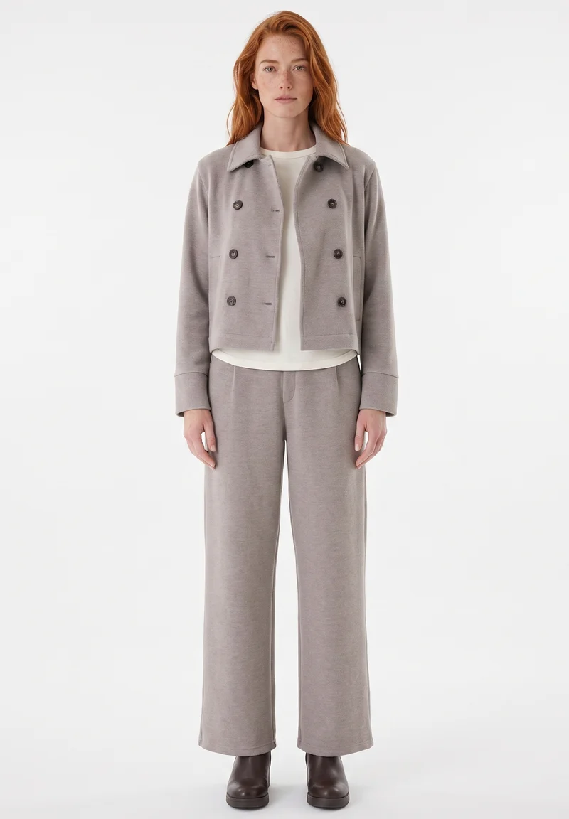 Kurze Jacke aus recyceltem Polyester und Bio-Baumwolle