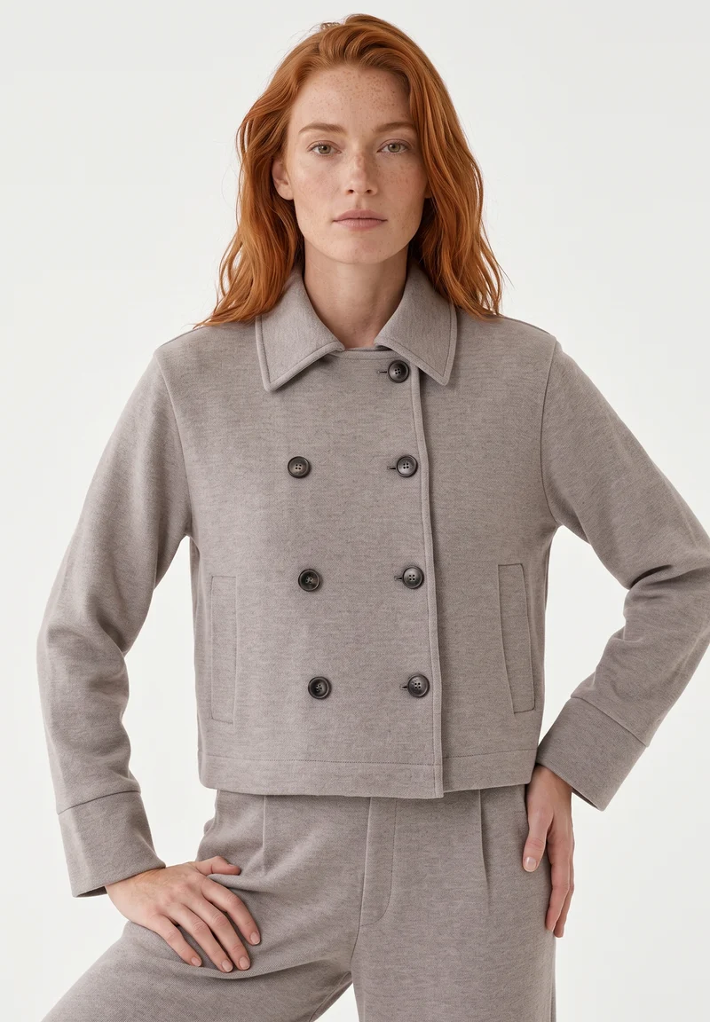 Kurze Jacke aus recyceltem Polyester und Bio-Baumwolle