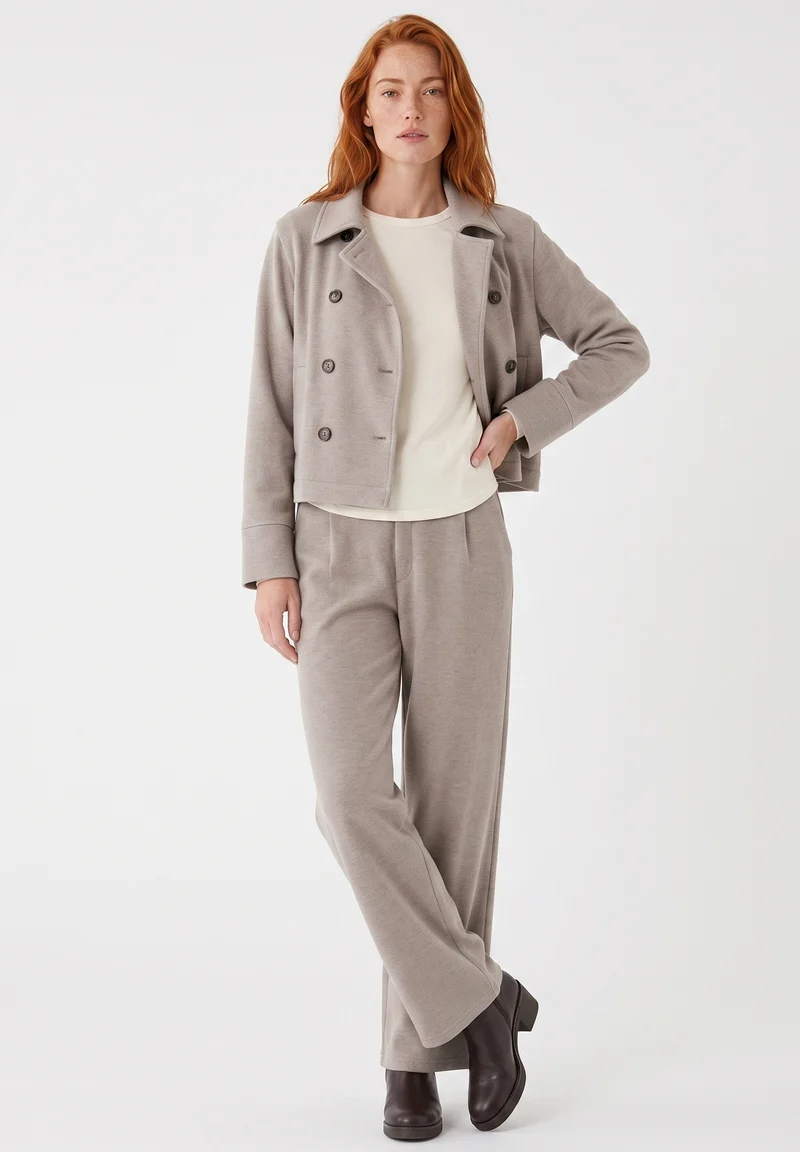 Kurze Jacke aus recyceltem Polyester und Bio-Baumwolle