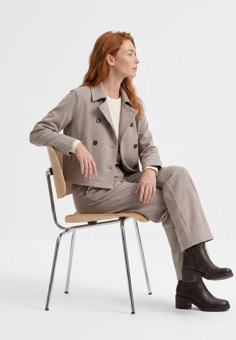 Kurze Jacke aus recyceltem Polyester und Bio-Baumwolle