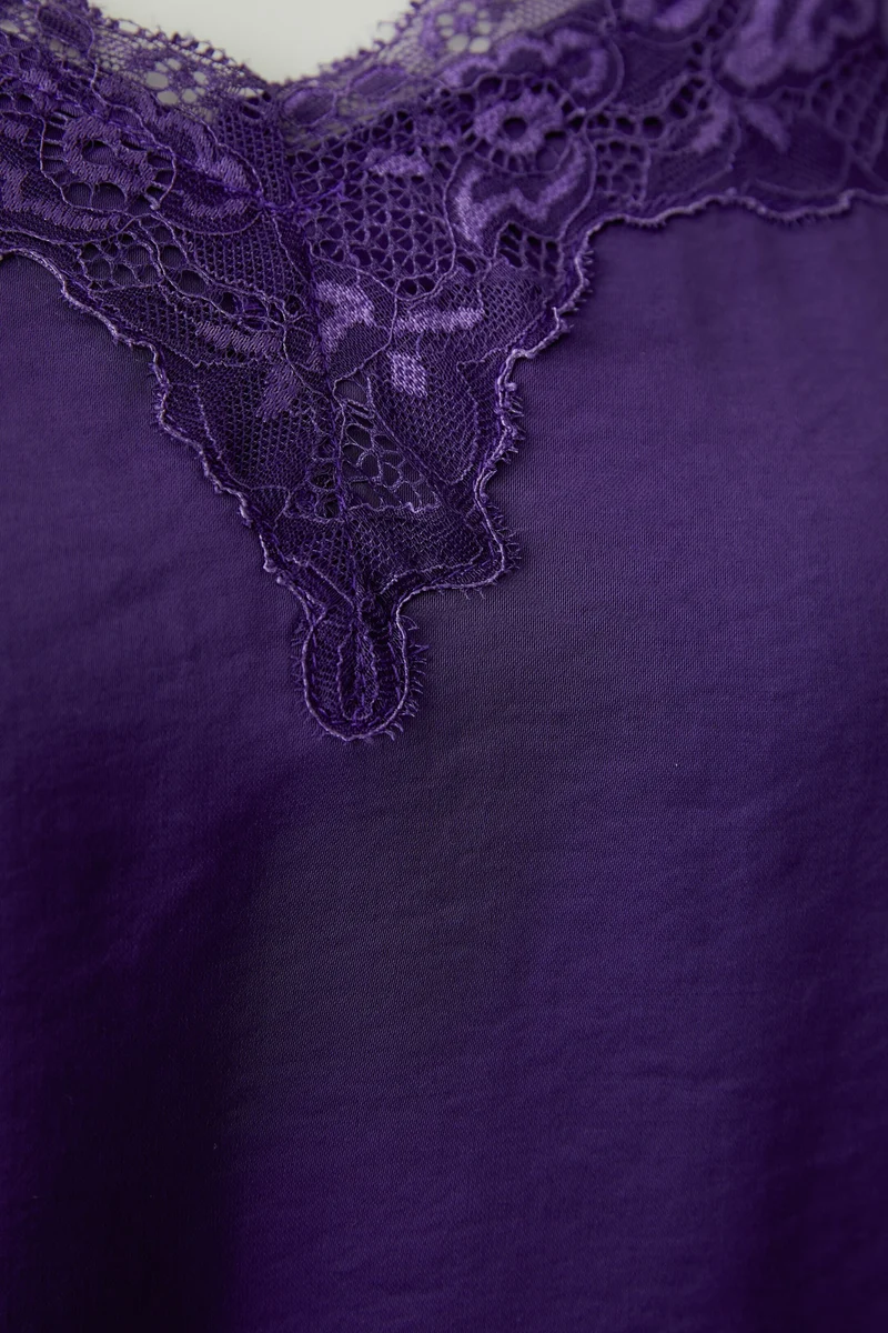 Camisole satinée à dentelle