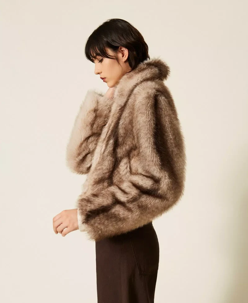 Veste courte en fausse fourrure