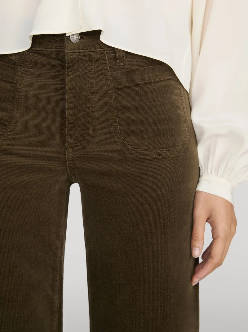 Le slim palazzo modernist en corduroy