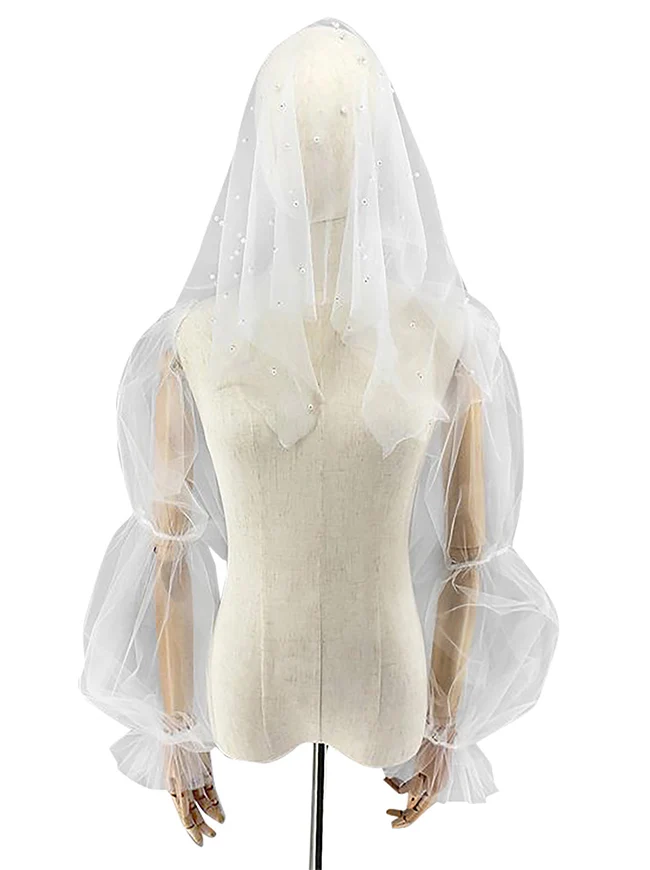 Perlenbesetzter Brautschleier für die Kapelle mit fingerlosen transparenten Handschuhen