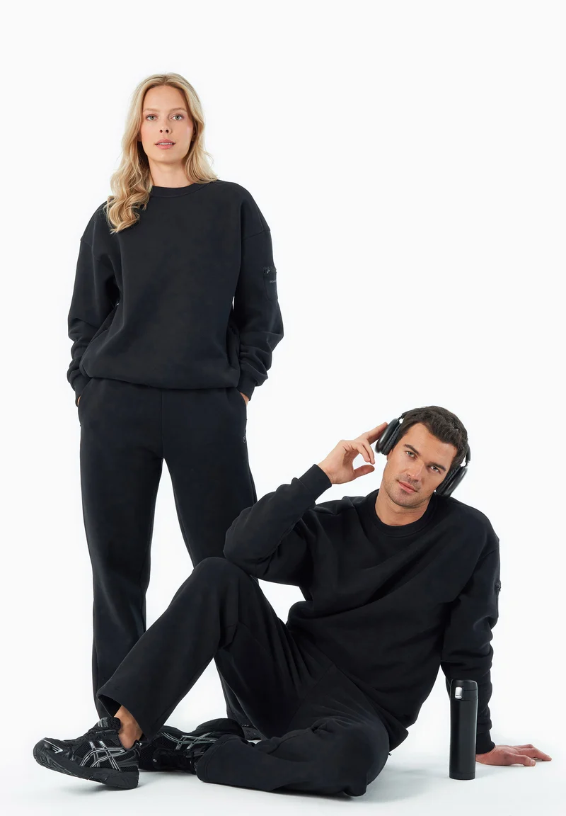 SAYLORR | Essentials Travel Unisex Sweatshirt aus Bio-Baumwolle und recyceltem Polyester