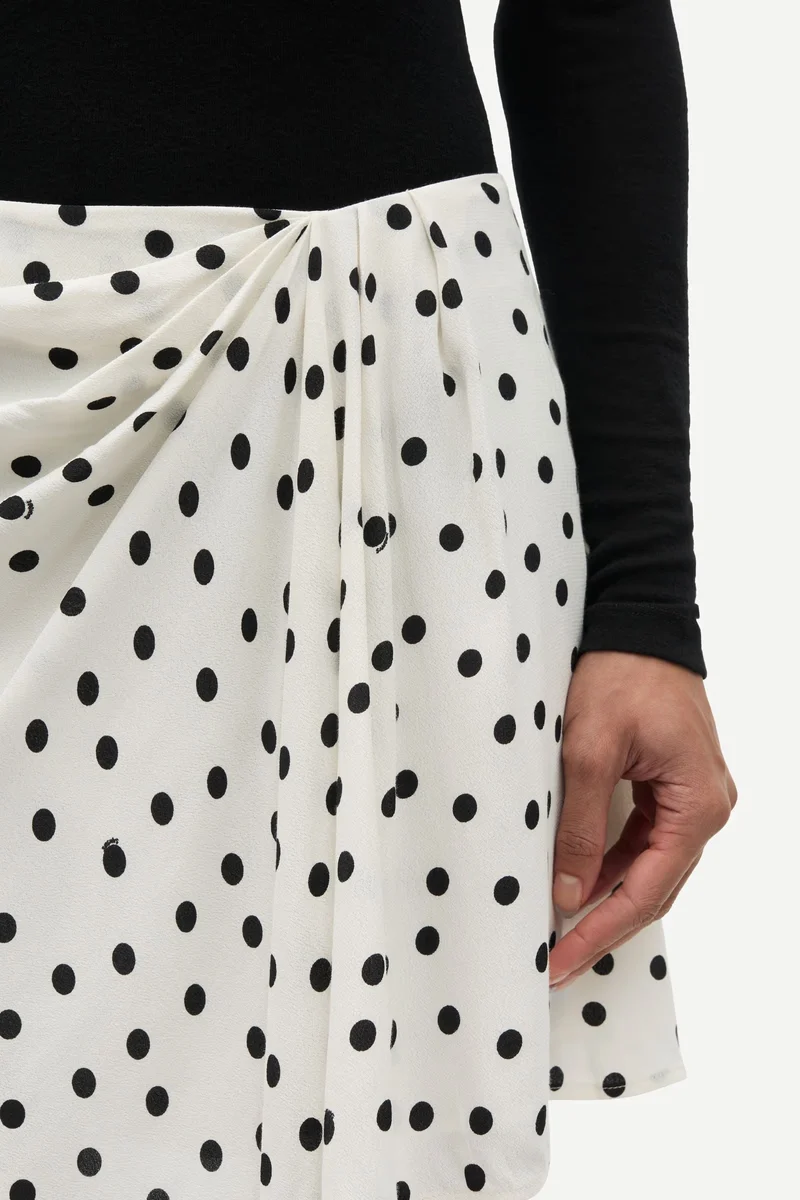 Jupe courte Iben drapée à pois