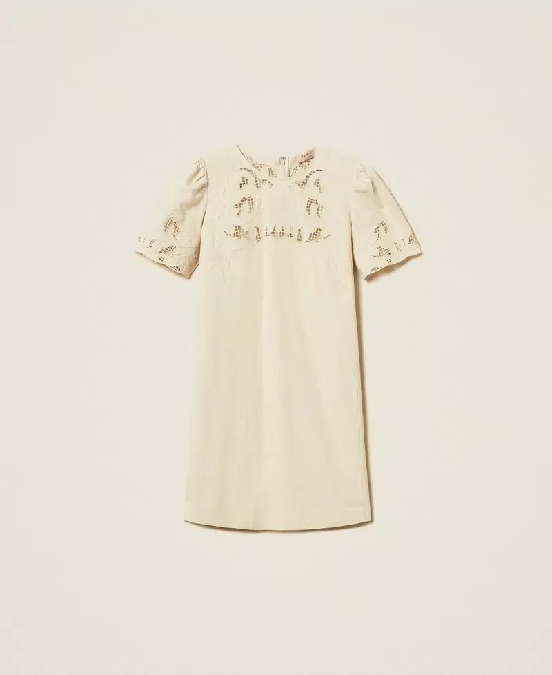 Robe courte droite à broderie florale
