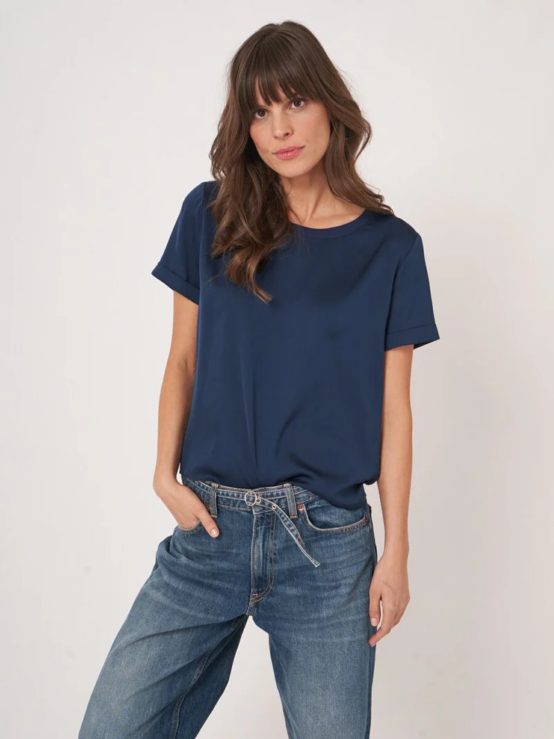 Blouse en satin de soie à col rond