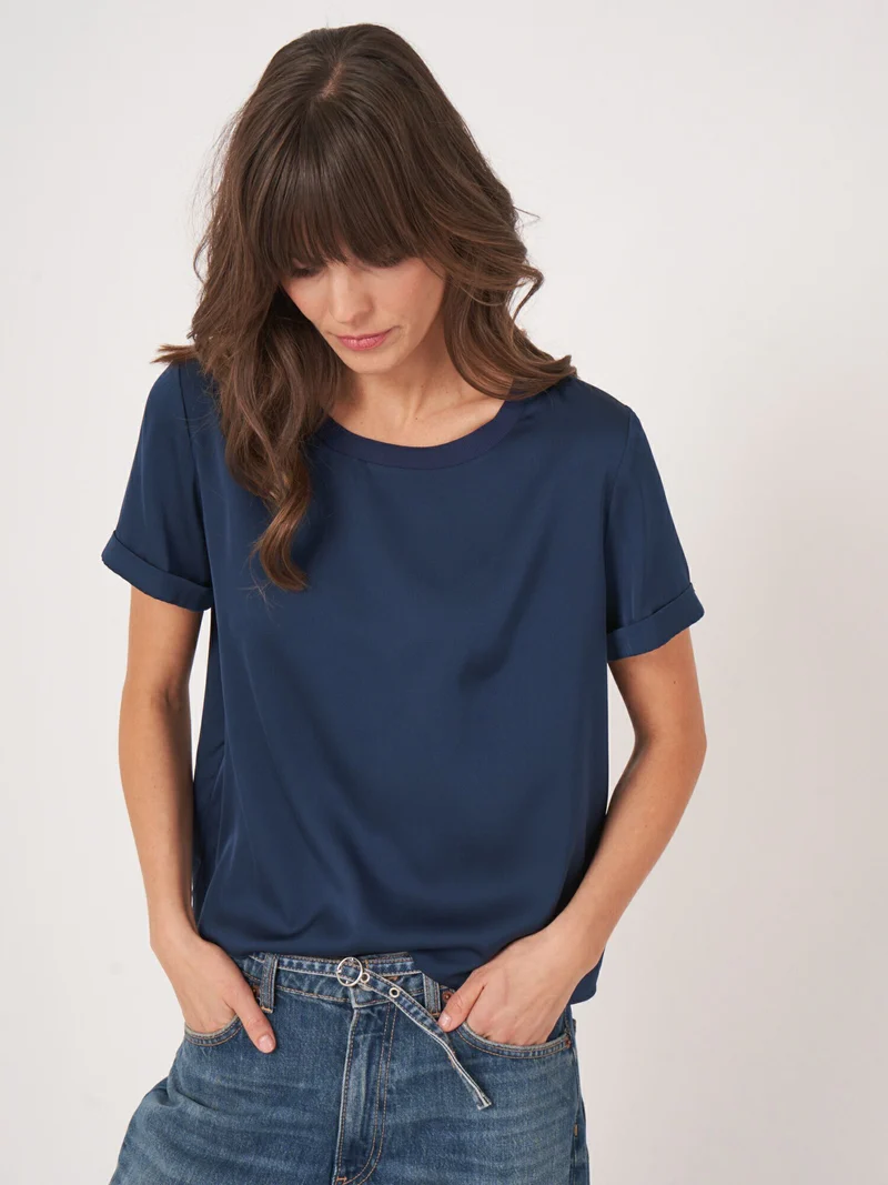 Blouse en satin de soie à col rond