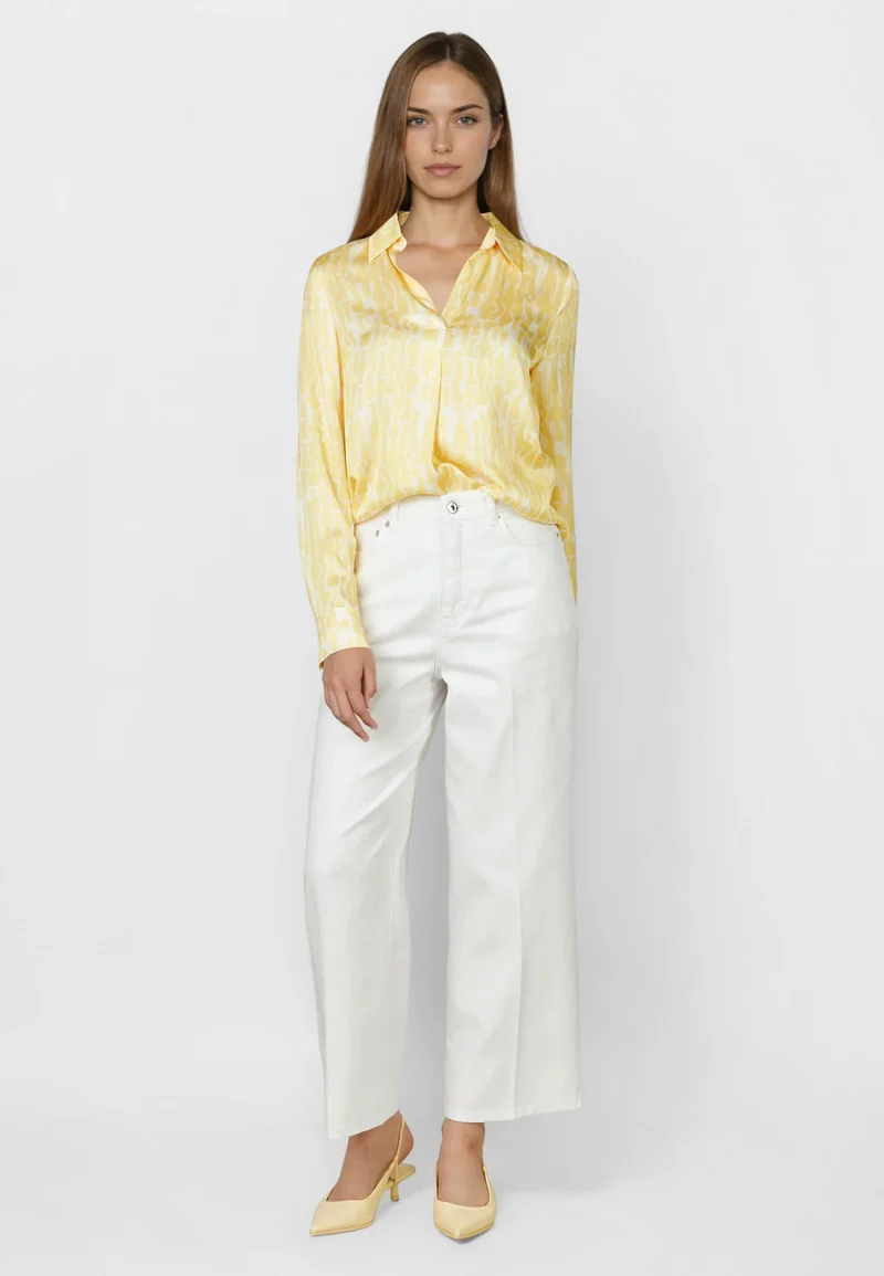 Blouse satinée à motif délicat