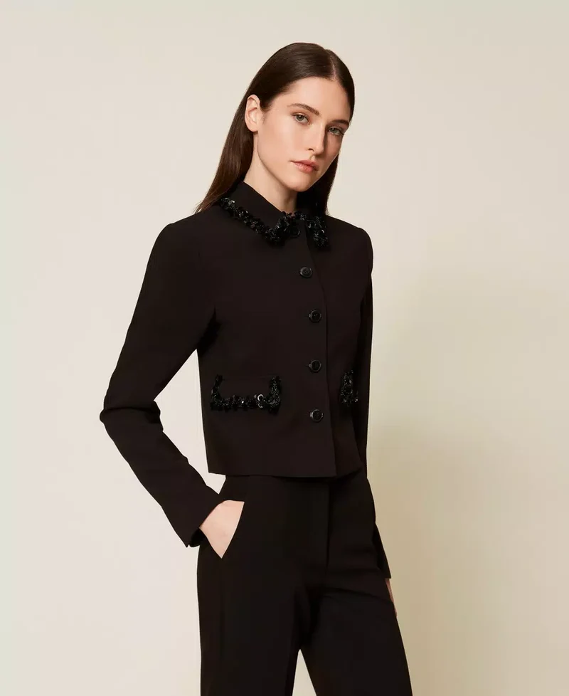 Blazer court en crêpe avec paillettes