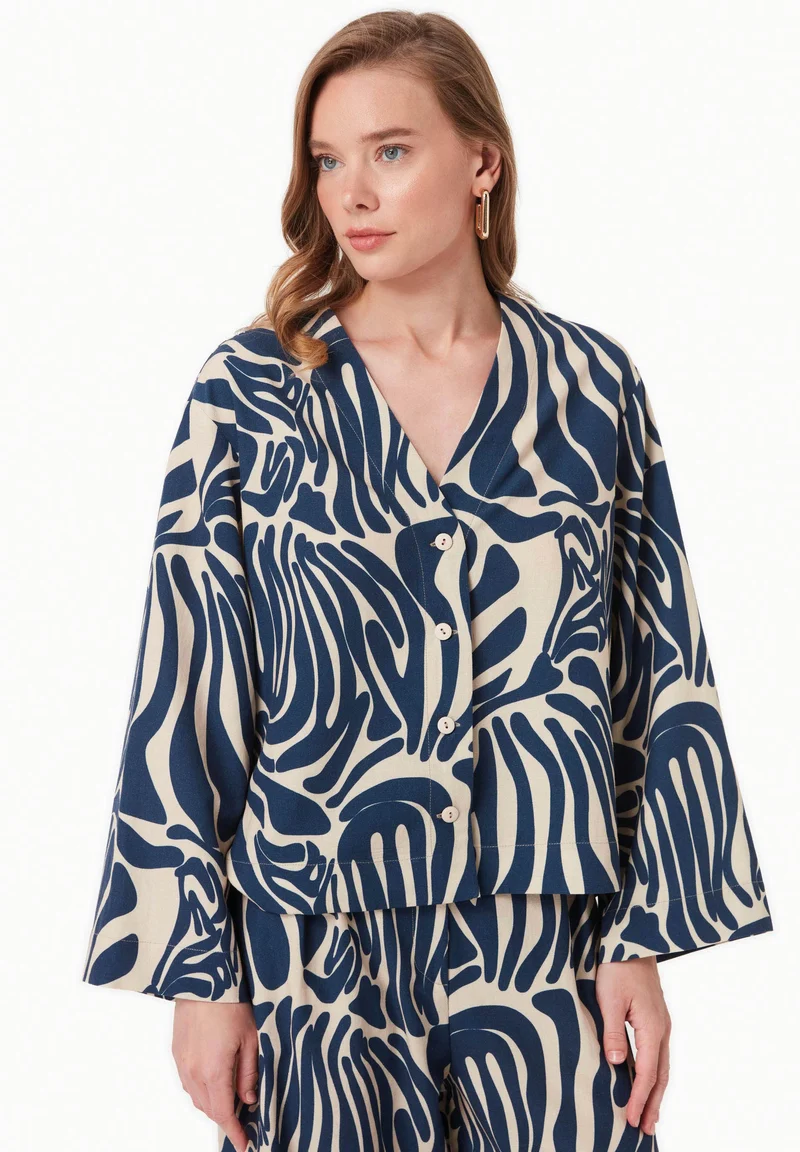 Bluse aus LENZING™ ECOVERO™ mit Muster