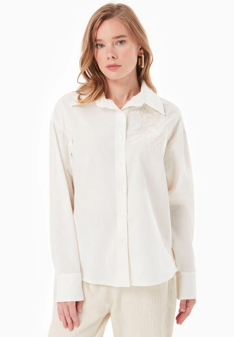 Bluse aus Bio-Baumwolle und Leinen mit Bestickung