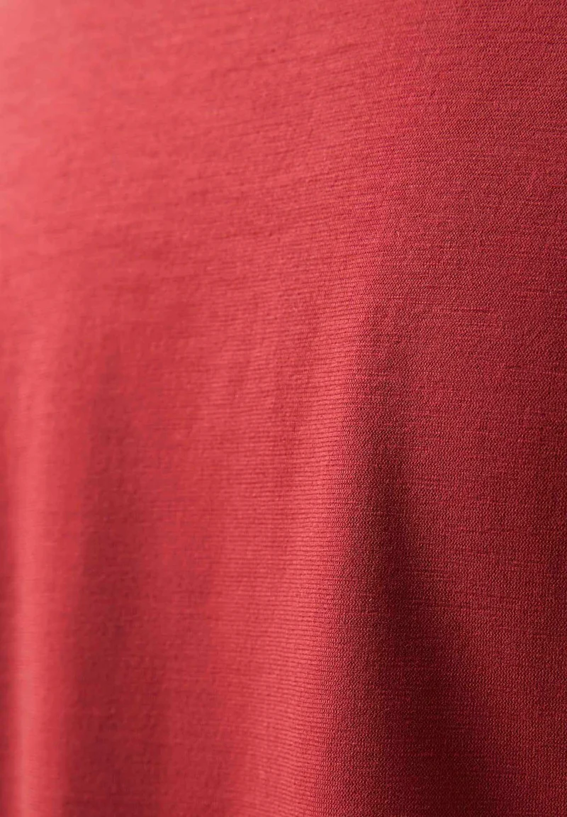 Basic T-Shirt aus Bio-Baumwolle mit V-Ausschnitt