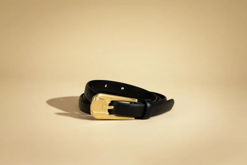 Ceinture Carini en cuir mince avec boucle dorée