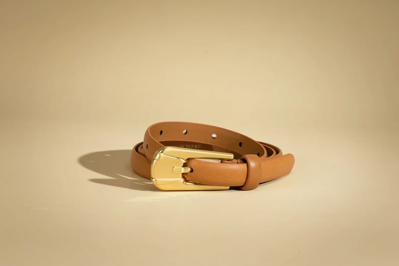 Ceinture Carini en cuir mince avec boucle dorée