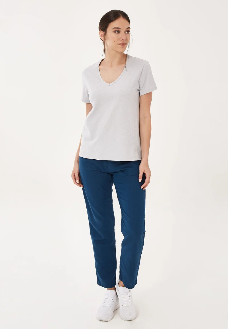Basic T-Shirt aus Bio-Baumwolle mit V-Ausschnitt