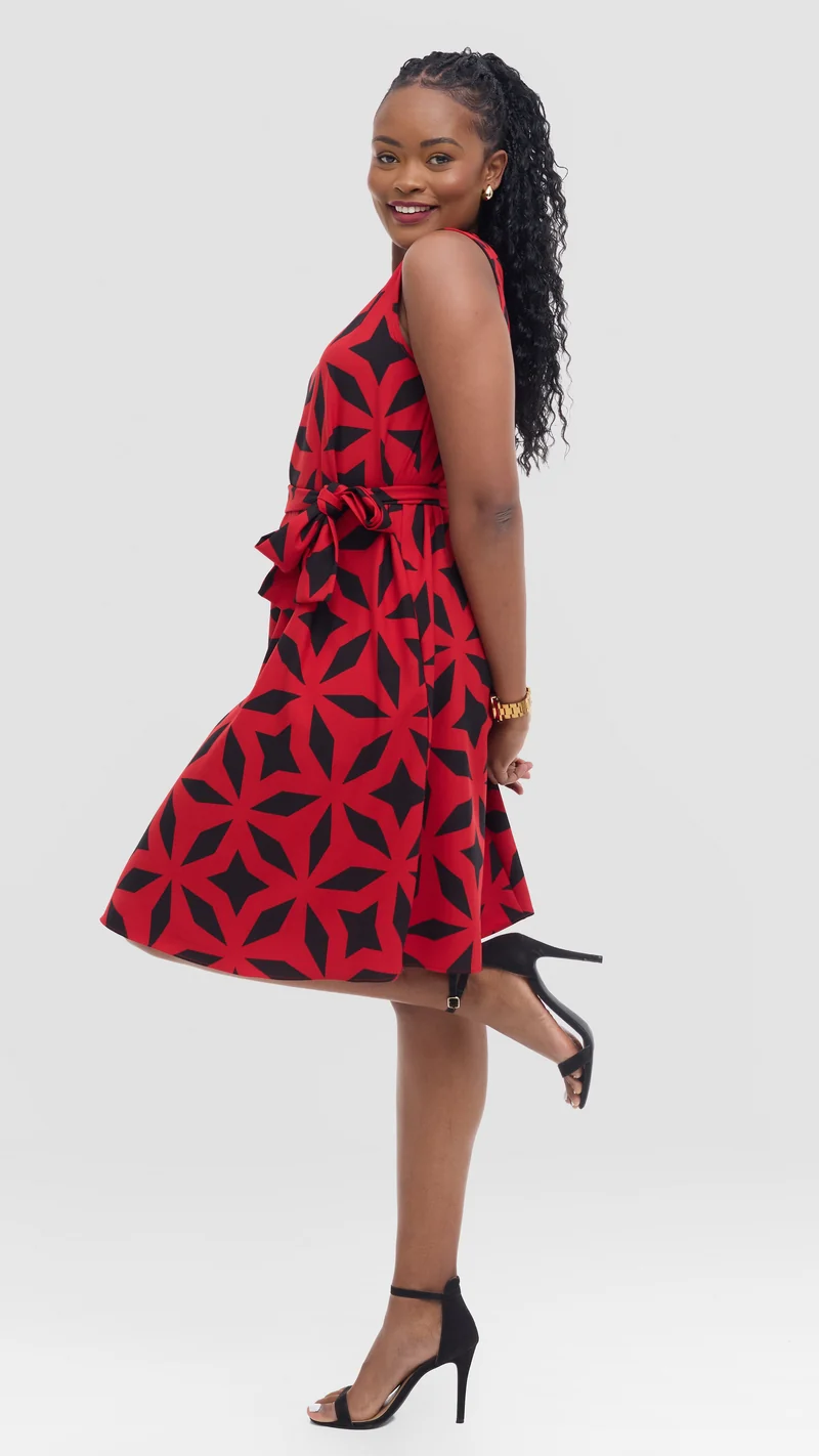 Vivo Niari Sleeveless Tent Dress in Crepe - Red / Black Print