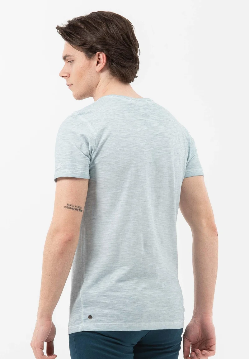 Garment Dyed T-Shirt aus Bio-Baumwolle mit Print