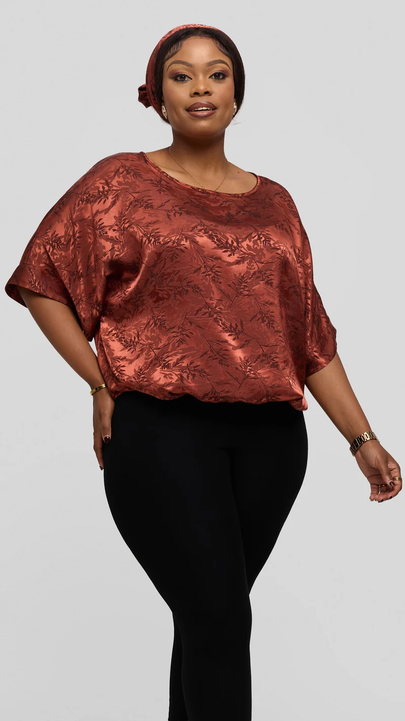 Vivo Liora Drawstring Kimono Sleeve Top in Textured Satin - Rust Print