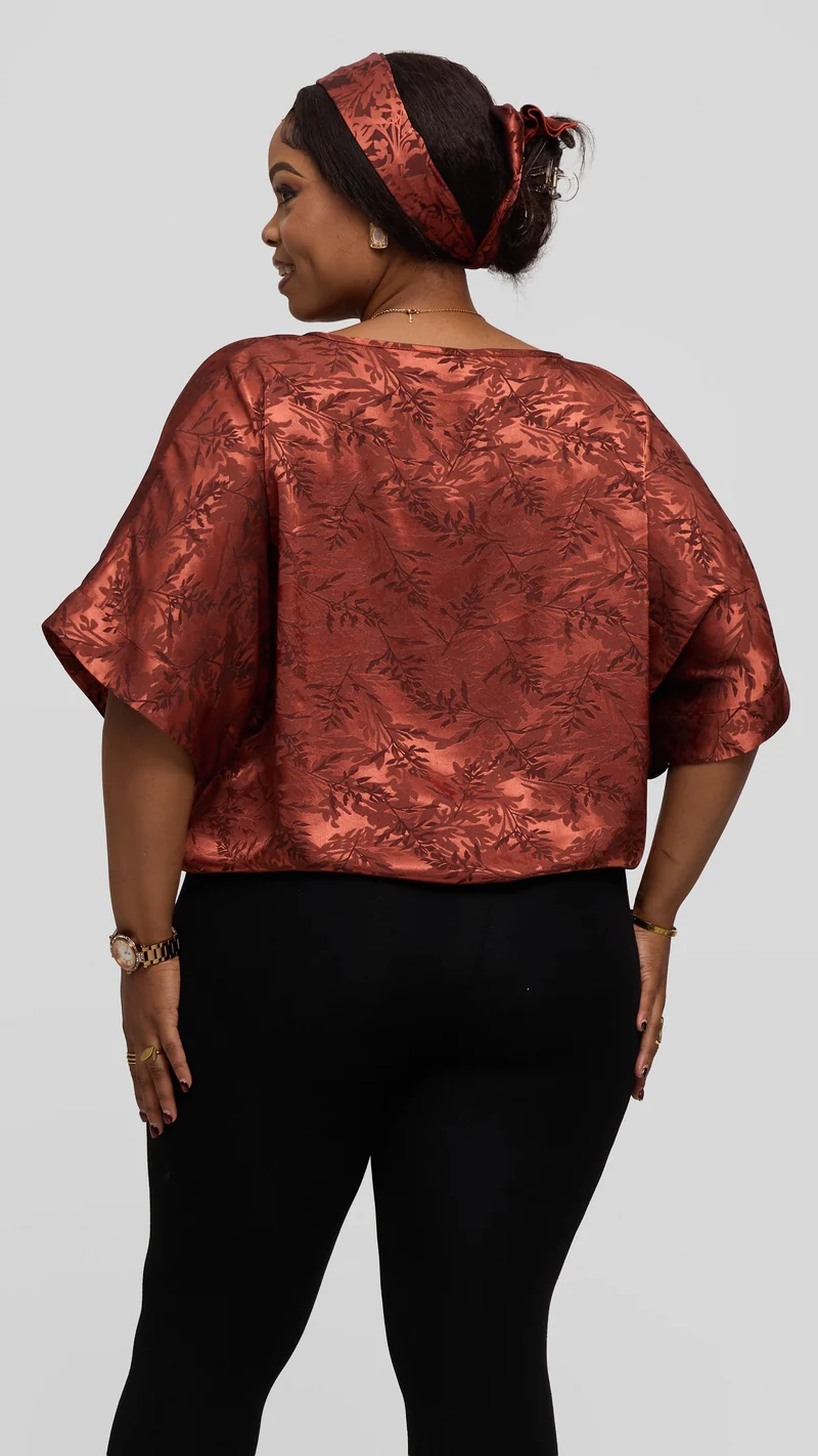 Vivo Liora Drawstring Kimono Sleeve Top in Textured Satin - Rust Print