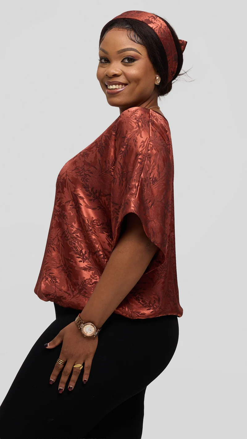 Vivo Liora Drawstring Kimono Sleeve Top in Textured Satin - Rust Print