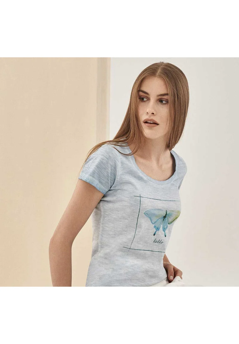 Garment Dyed T-Shirt aus Bio-Baumwolle mit Schmetterling-Print