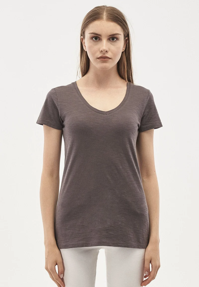 Basic T-Shirt aus Bio-Baumwolle mit V-Ausschnitt